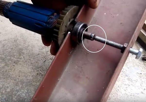 Xiết ốc vít vào vòng bi