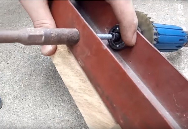Dùng lục giác để tháo vòng bi